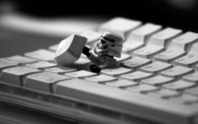 Stormtropper saindo de dentro do teclado segurando a letra S em uma mão. 