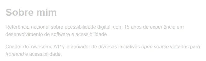 Print da sessão de Sobre mim do meu site, com fundo branco e cinza bem claro, quebrando o critério de contraste.